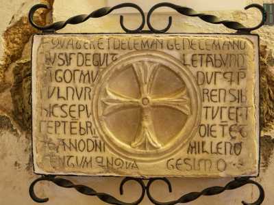 Una lapide funeraria del 1150 � affissa sulla parete destra: ricorda la fine di Agosmundo, presule della Repubblica marinara di Pisa fatto prigioniero durante una scorreria saracena, poi liberato ma morto durante il viaggio di ritorno e sepolto a Mola. Il sotterraneo infatti, prima di essere trasformato in pubblico oratorio, era adibito alla sepoltura di ecclesiastici e ricchi fedeli
